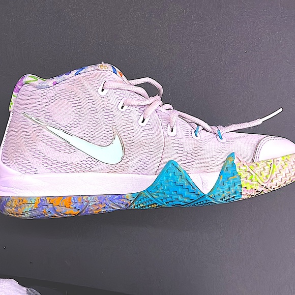 These are basketball shoes that I wore twice. They are limited edition - Picture 3 of 3